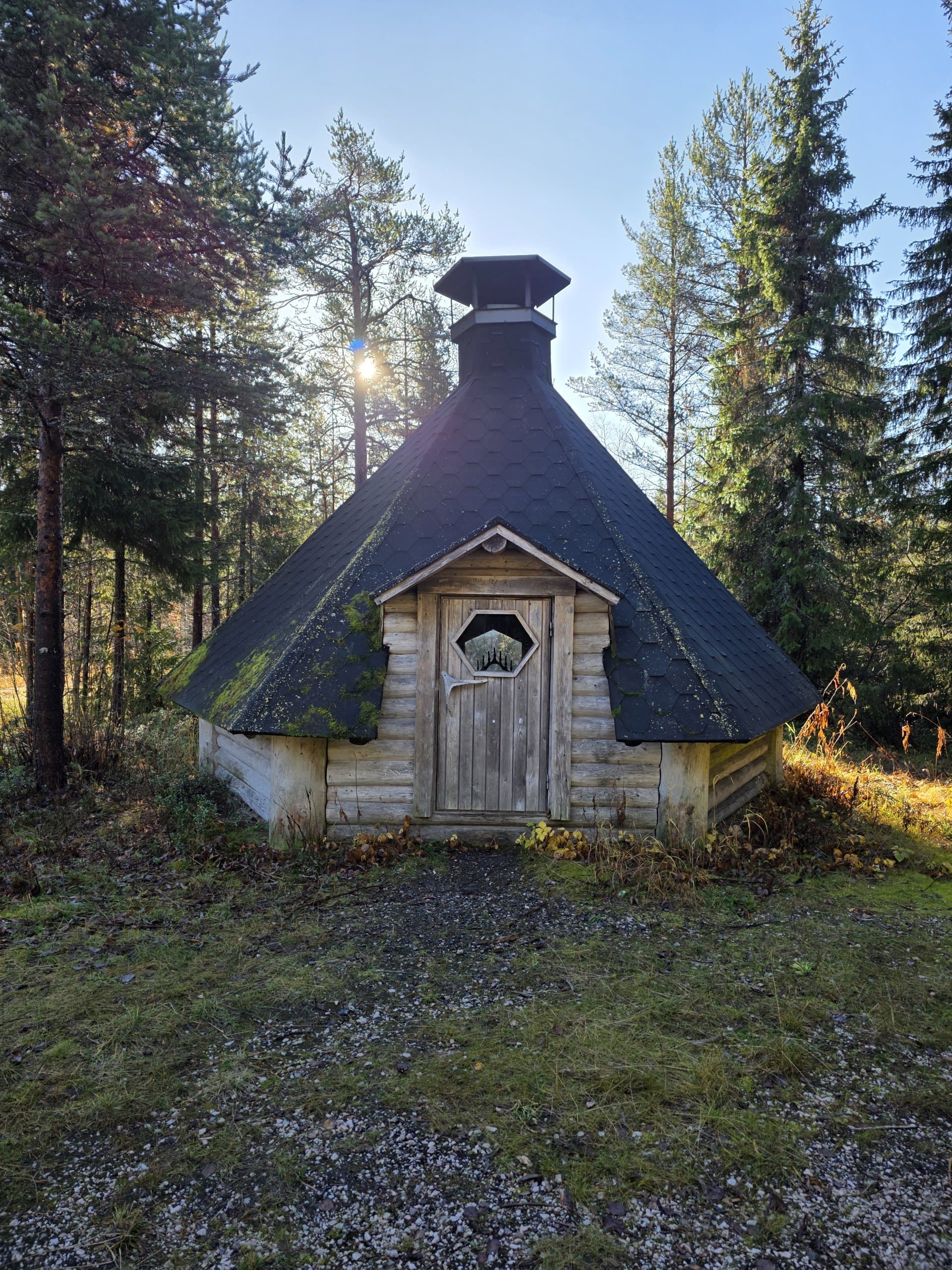 Hautharjun kota edestä