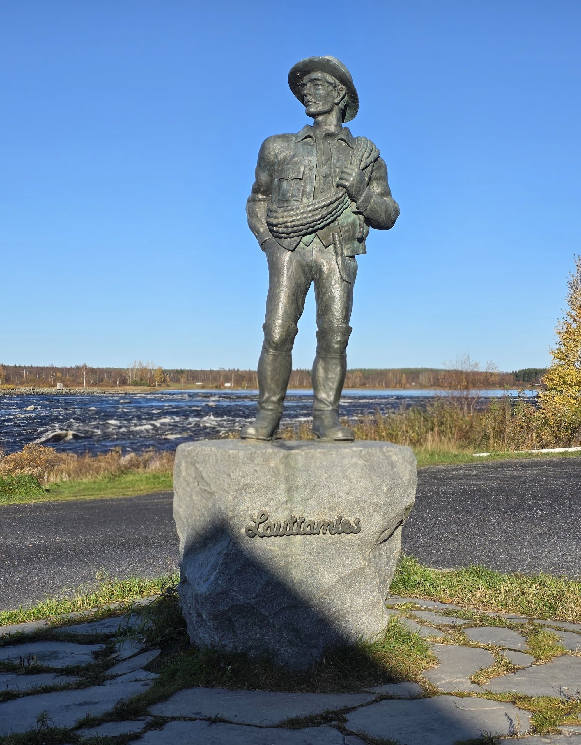 Lauttamies-patsas Kukkolankosken rannalla
